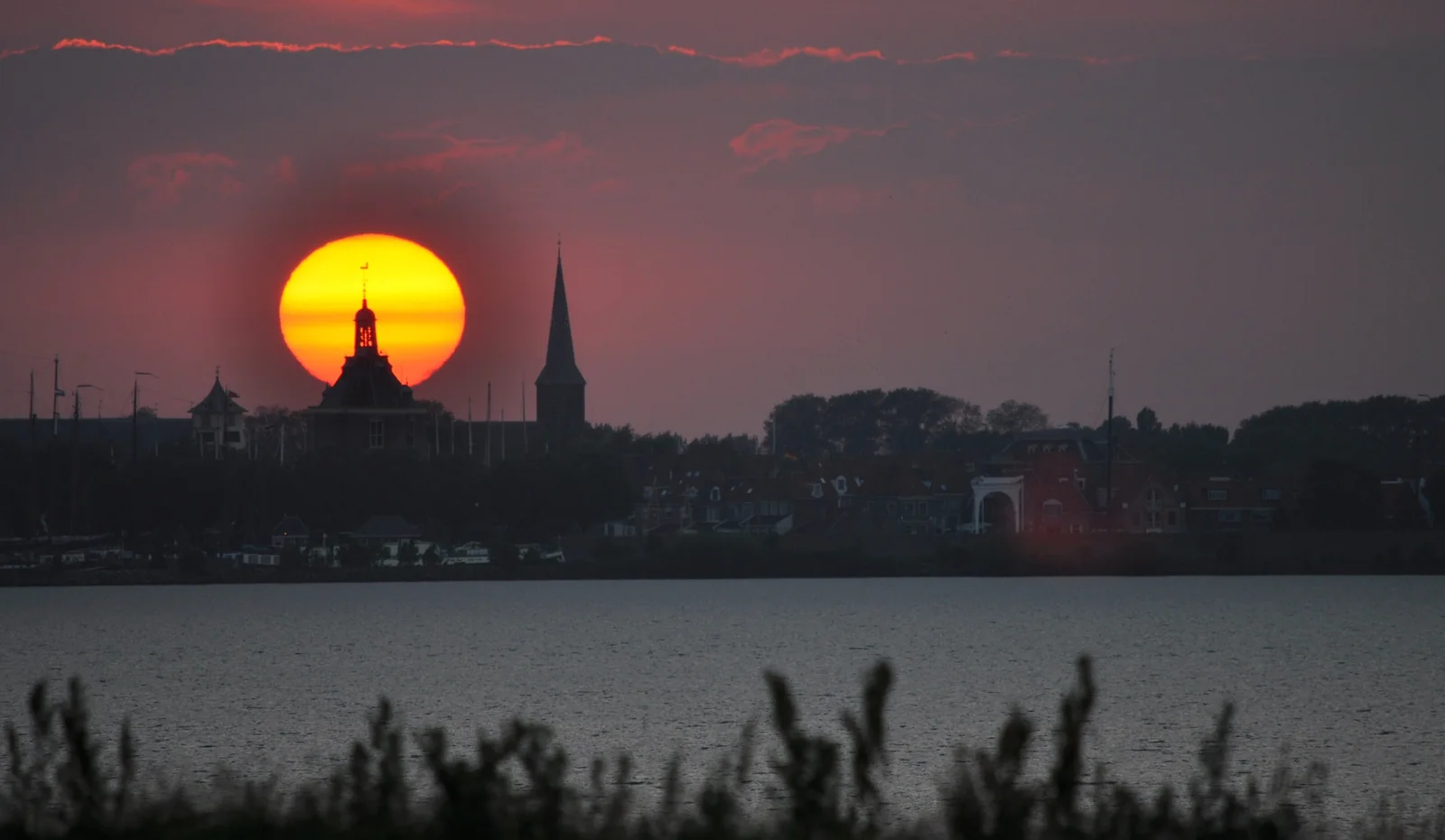 Stukadoor in Enkhuizen, Kaya stukadoors aan het werk aan glad stucwerk