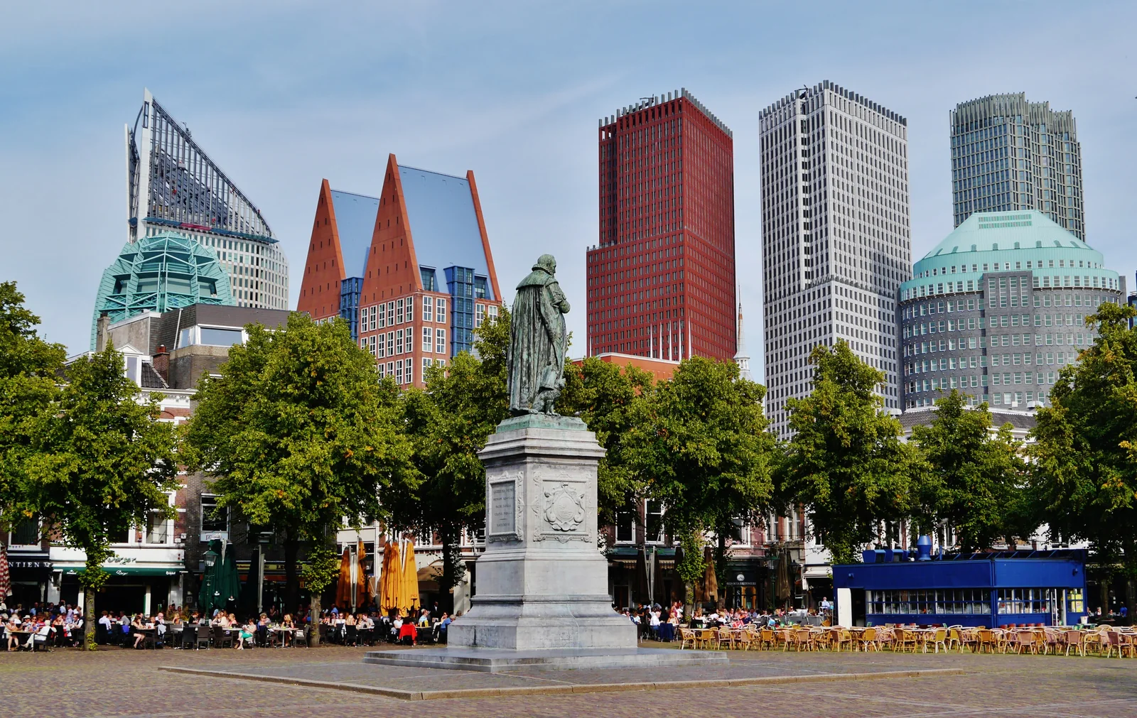 Stukadoor in Den Haag, Kaya stukadoors aan het werk aan glad stucwerk