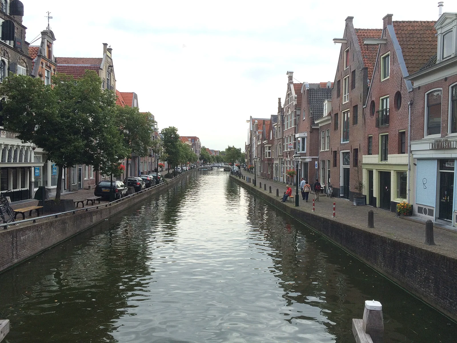 Stukadoor in Alkmaar, Kaya stukadoors aan het werk aan glad stucwerk