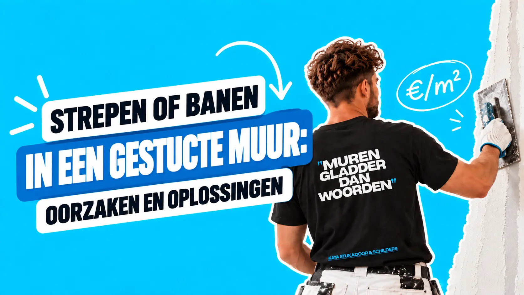 Stukadoor controleert strepen en banen in een gestucte muur met strijklicht