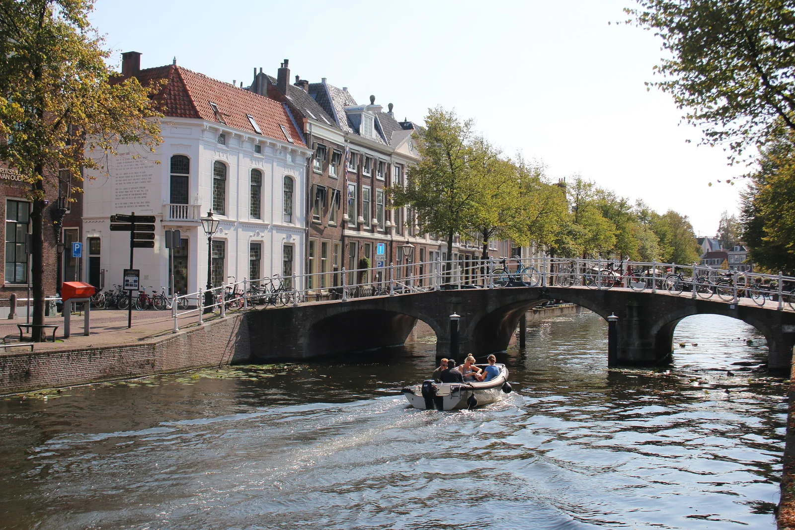 Stukadoor in Leiden, Kaya stukadoors aan het werk aan glad stucwerk