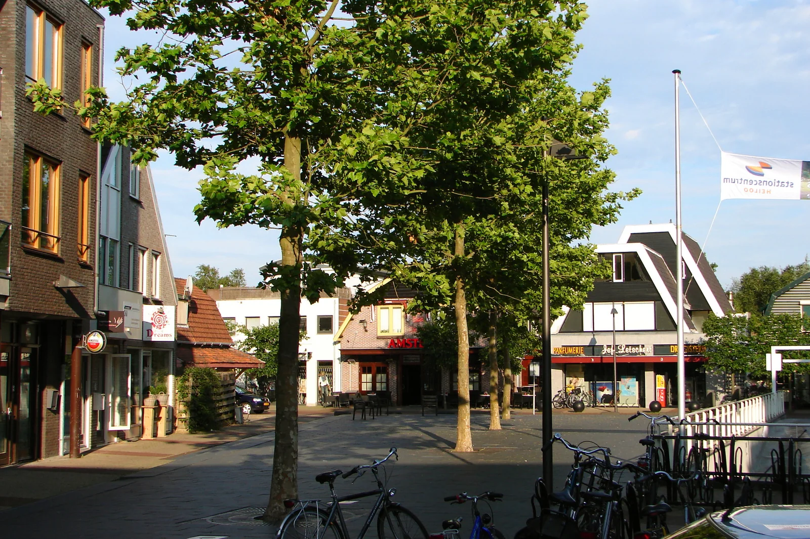 Stukadoor in Heiloo, Kaya stukadoors aan het werk aan glad stucwerk