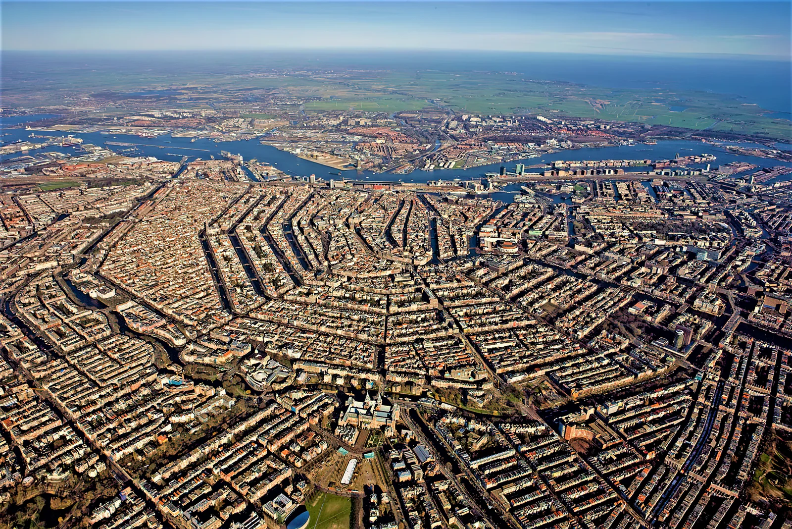 Stukadoor in Amsterdam, Kaya stukadoors aan het werk aan glad stucwerk