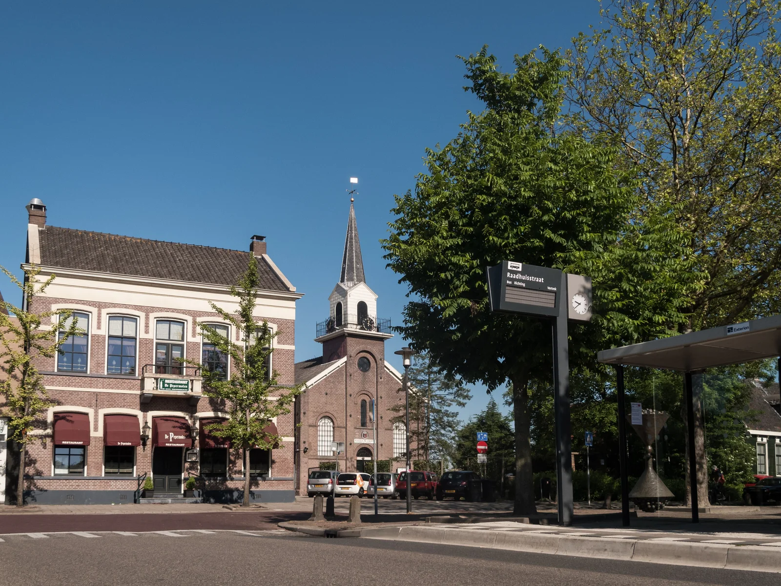 Stukadoor in Landsmeer, Kaya stukadoors aan het werk aan glad stucwerk