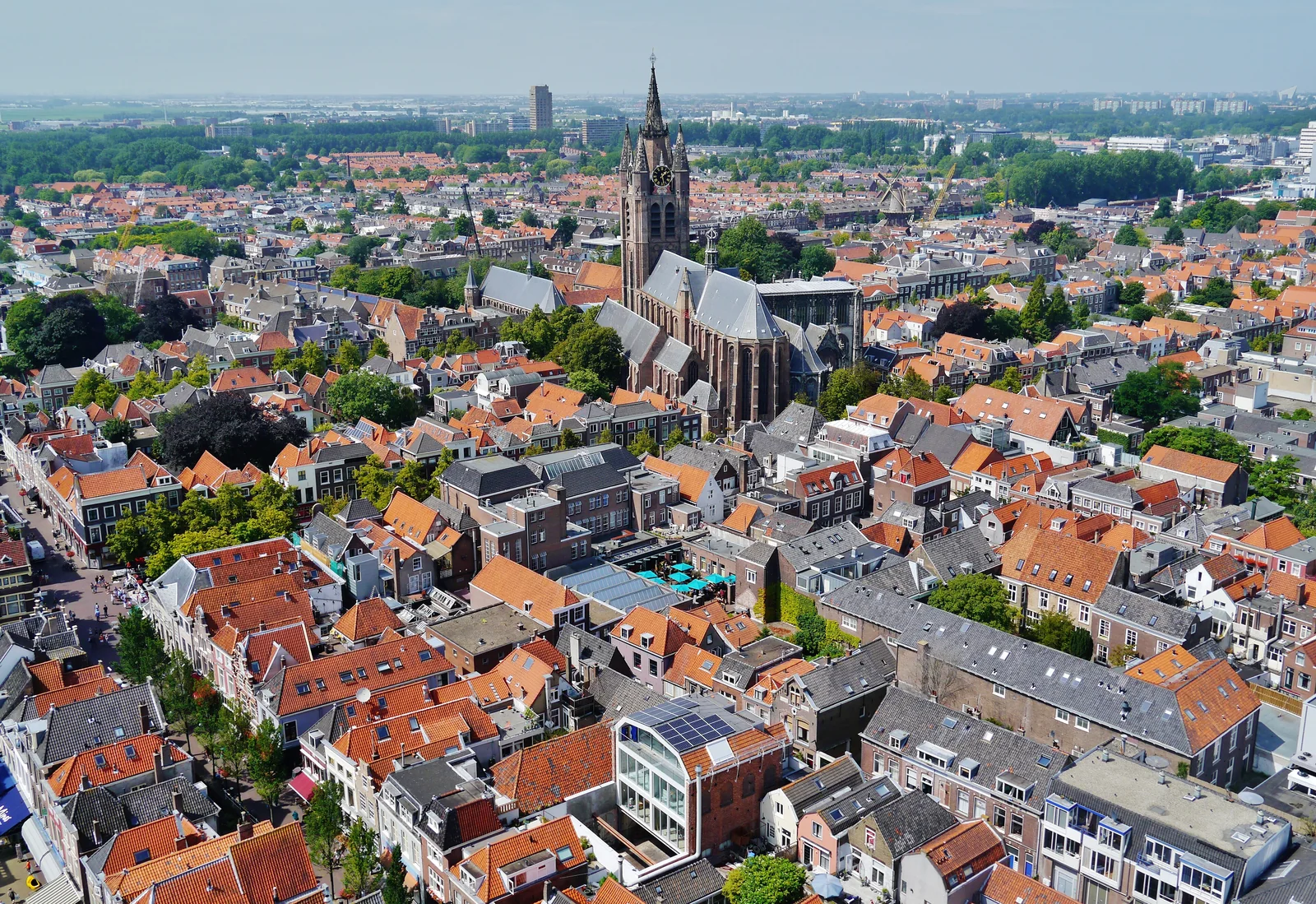 Stukadoor in Delft, Kaya stukadoors aan het werk aan glad stucwerk