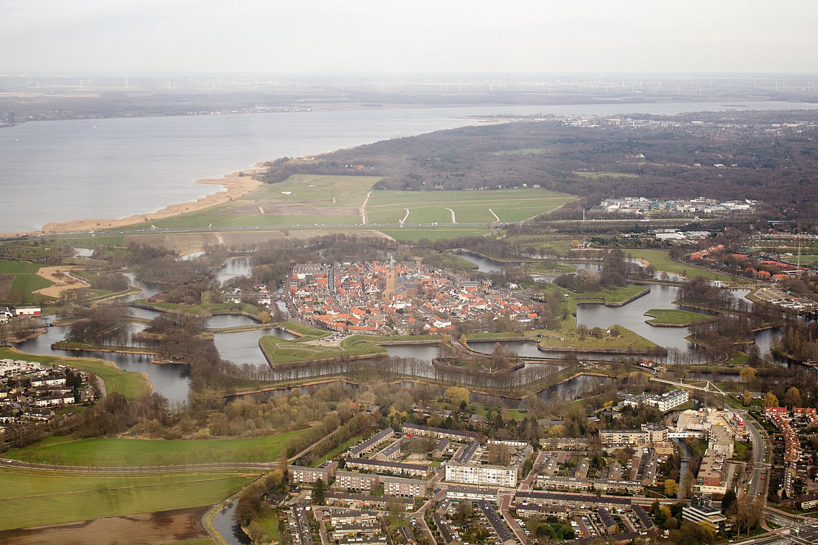 Stukadoor in Naarden, Kaya stukadoors aan het werk aan glad stucwerk