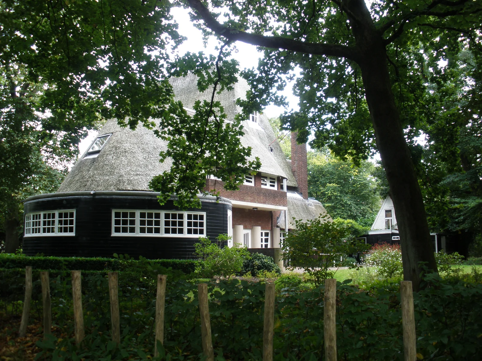 Stukadoor in Bilthoven, Kaya stukadoors aan het werk aan glad stucwerk