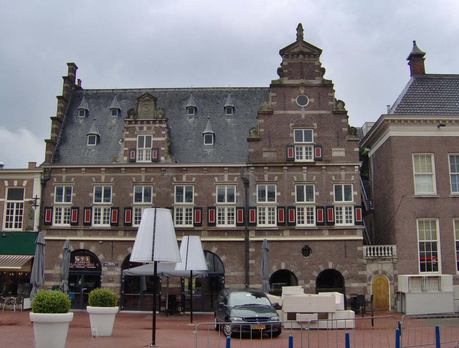 Stukadoor in Almelo, Kaya stukadoors aan het werk aan glad stucwerk
