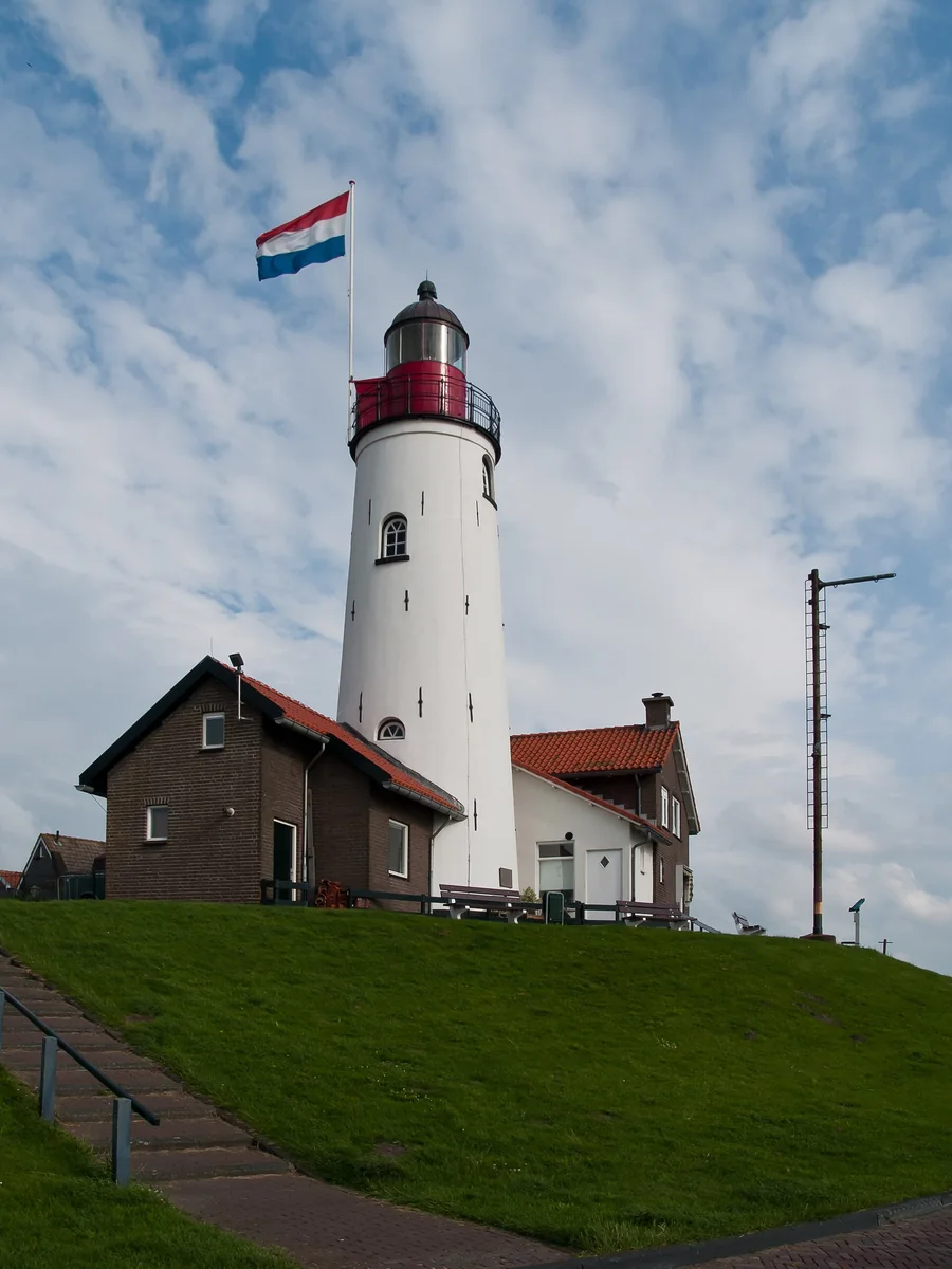 Stukadoor in Urk, Kaya stukadoors aan het werk aan glad stucwerk