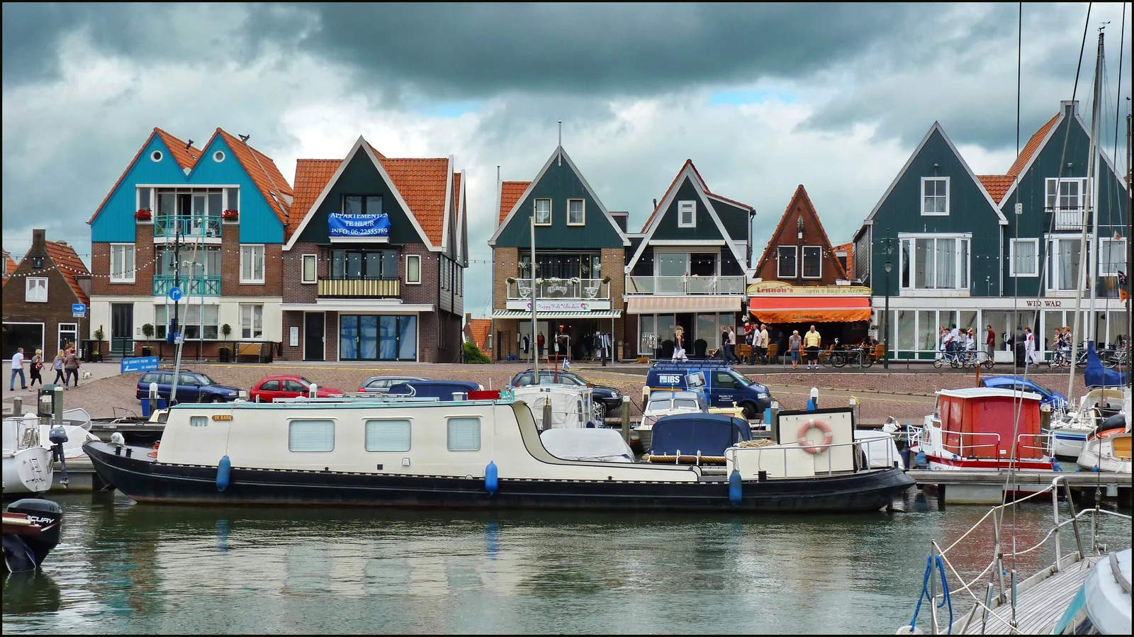 Stukadoor in Volendam, Kaya stukadoors aan het werk aan glad stucwerk