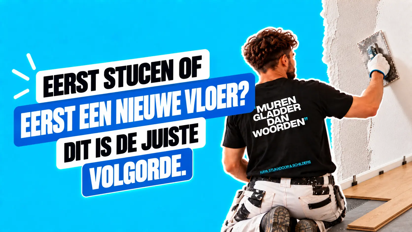 Stukadoor werkt aan een muur voordat de nieuwe houten vloer wordt gelegd