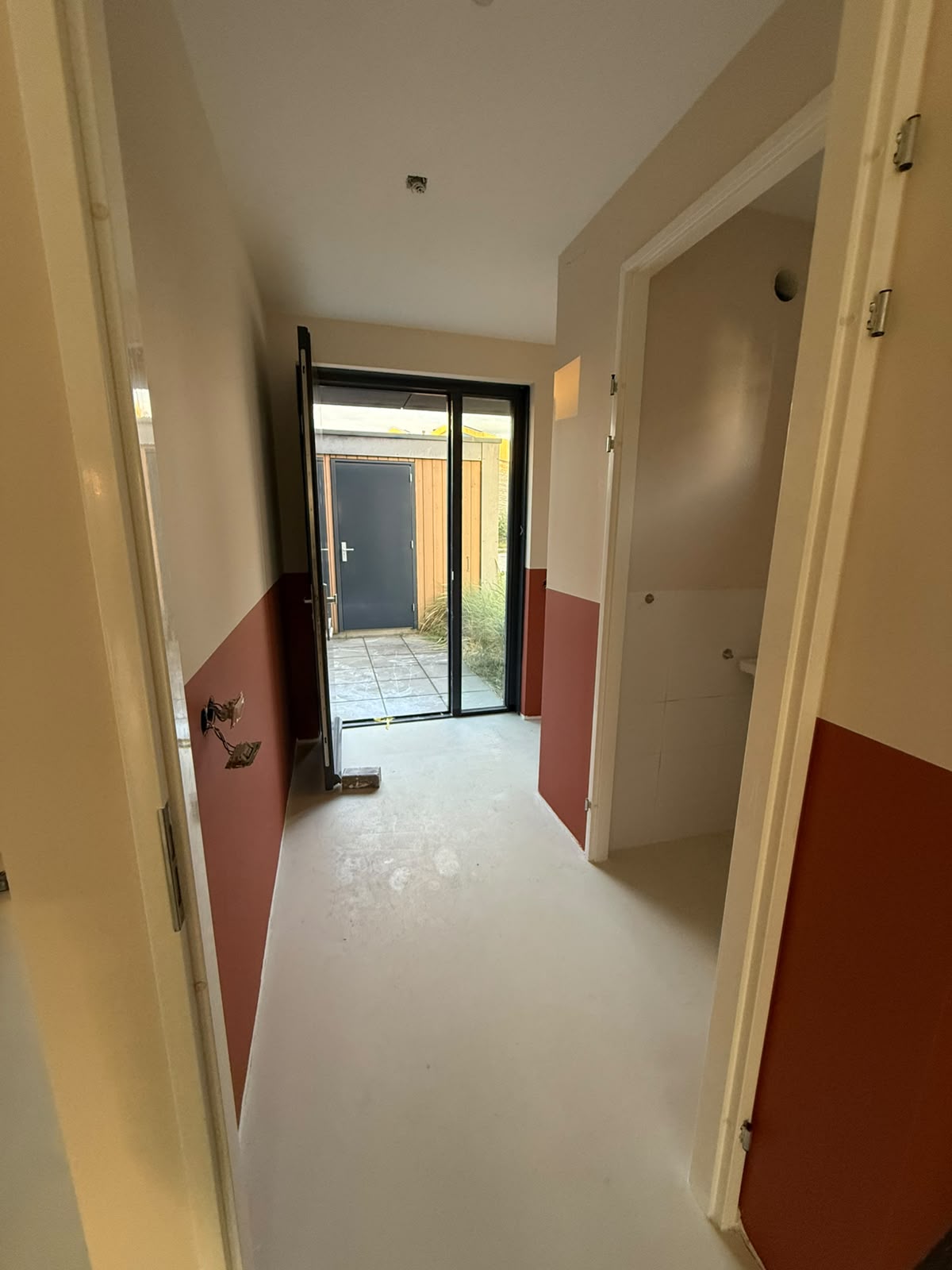 Hal in Almere strak gestuct en afgewerkt