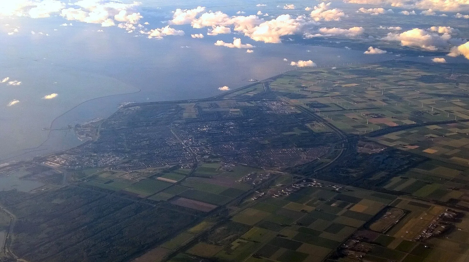 Stukadoor in Lelystad, Kaya stukadoors aan het werk aan glad stucwerk