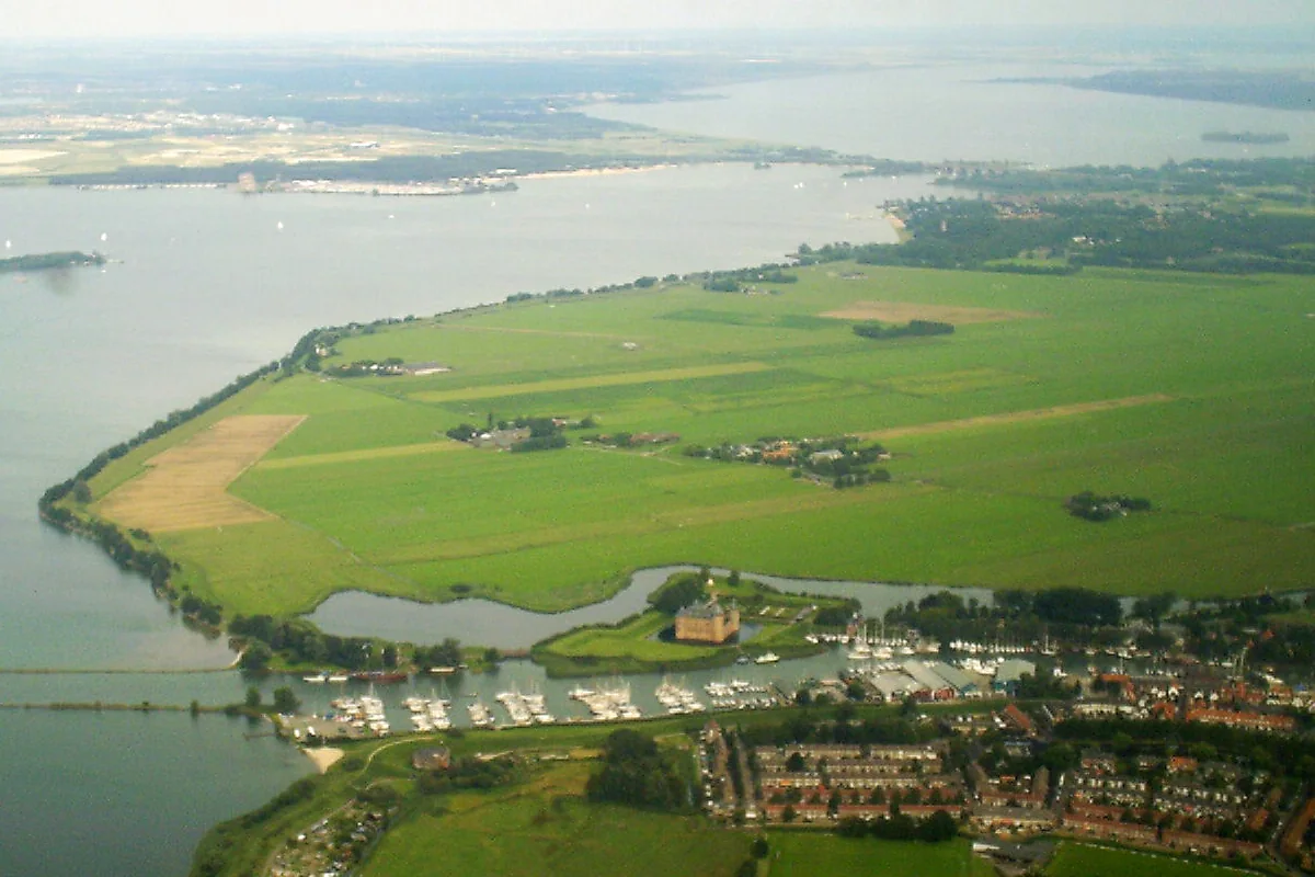 Stukadoor in Muiden, Kaya stukadoors aan het werk aan glad stucwerk