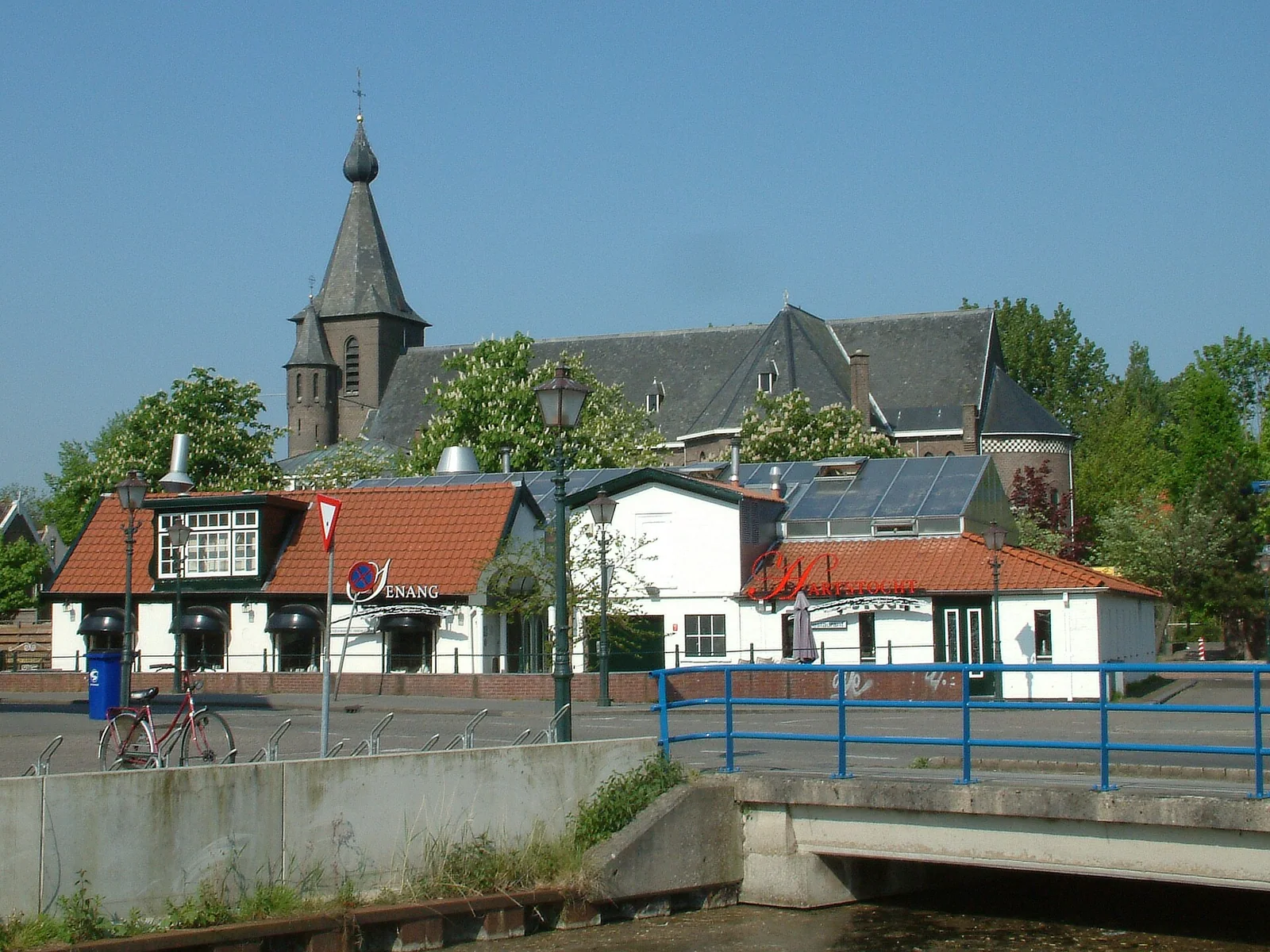 Stukadoor in Zoetermeer, Kaya stukadoors aan het werk aan glad stucwerk