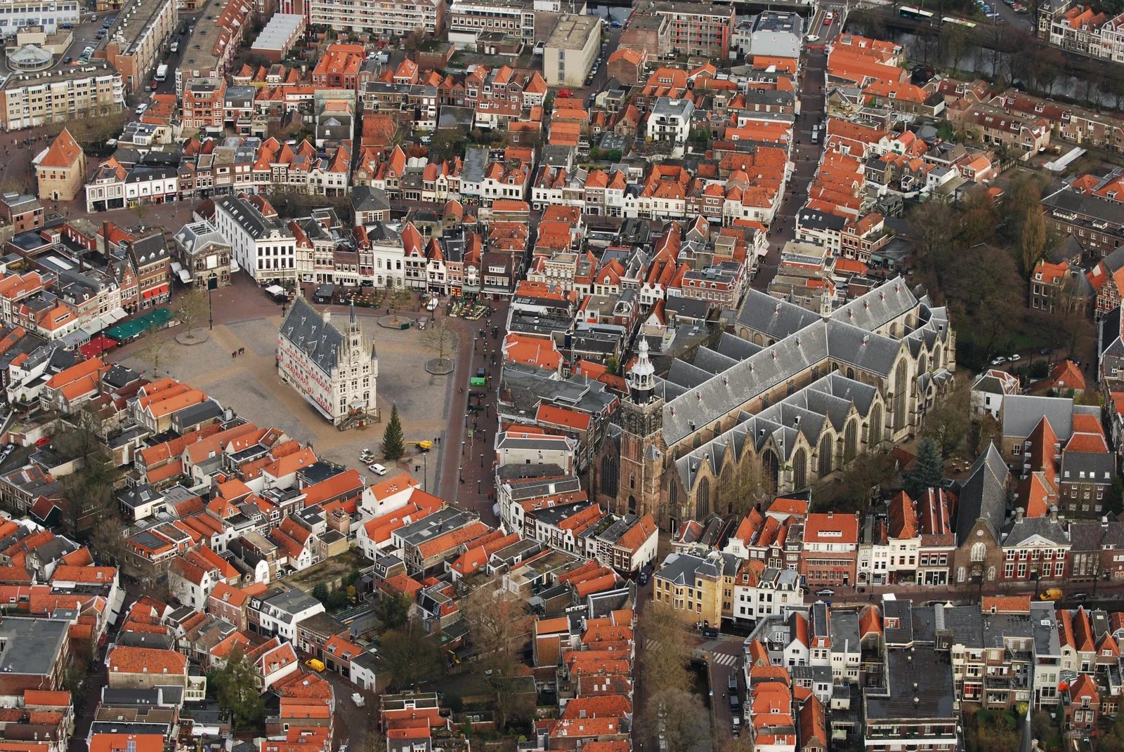 Stukadoor in Gouda, Kaya stukadoors aan het werk aan glad stucwerk