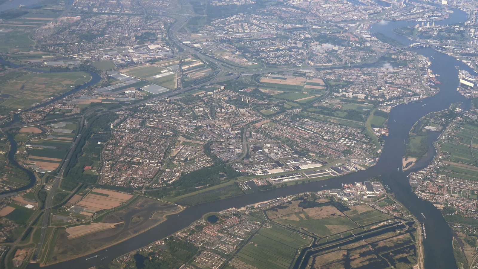 Stukadoor in Ridderkerk, Kaya stukadoors aan het werk aan glad stucwerk