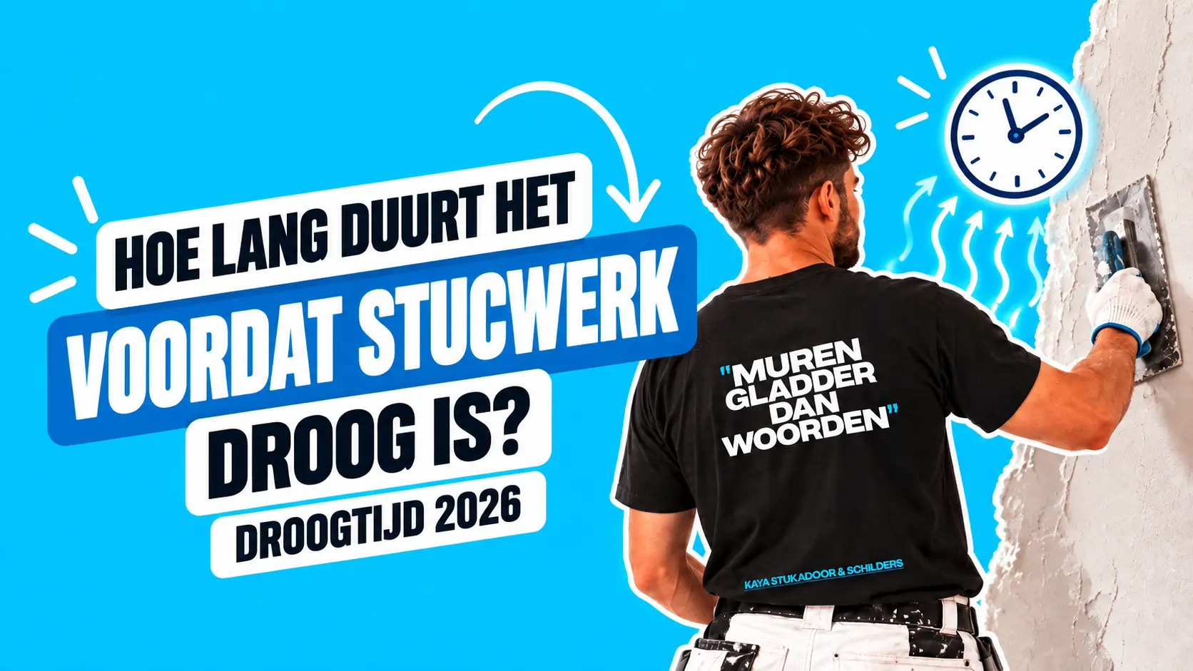 Twee stukadoors controleren glad stucwerk tijdens het drogen