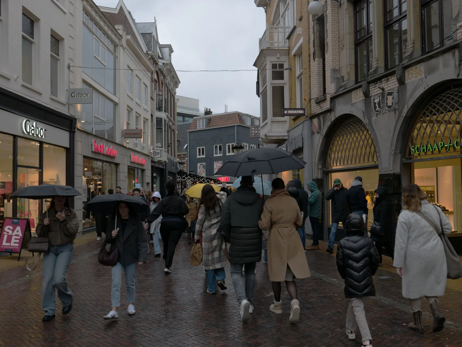 Stukadoor in Utrecht, Kaya stukadoors aan het werk aan glad stucwerk