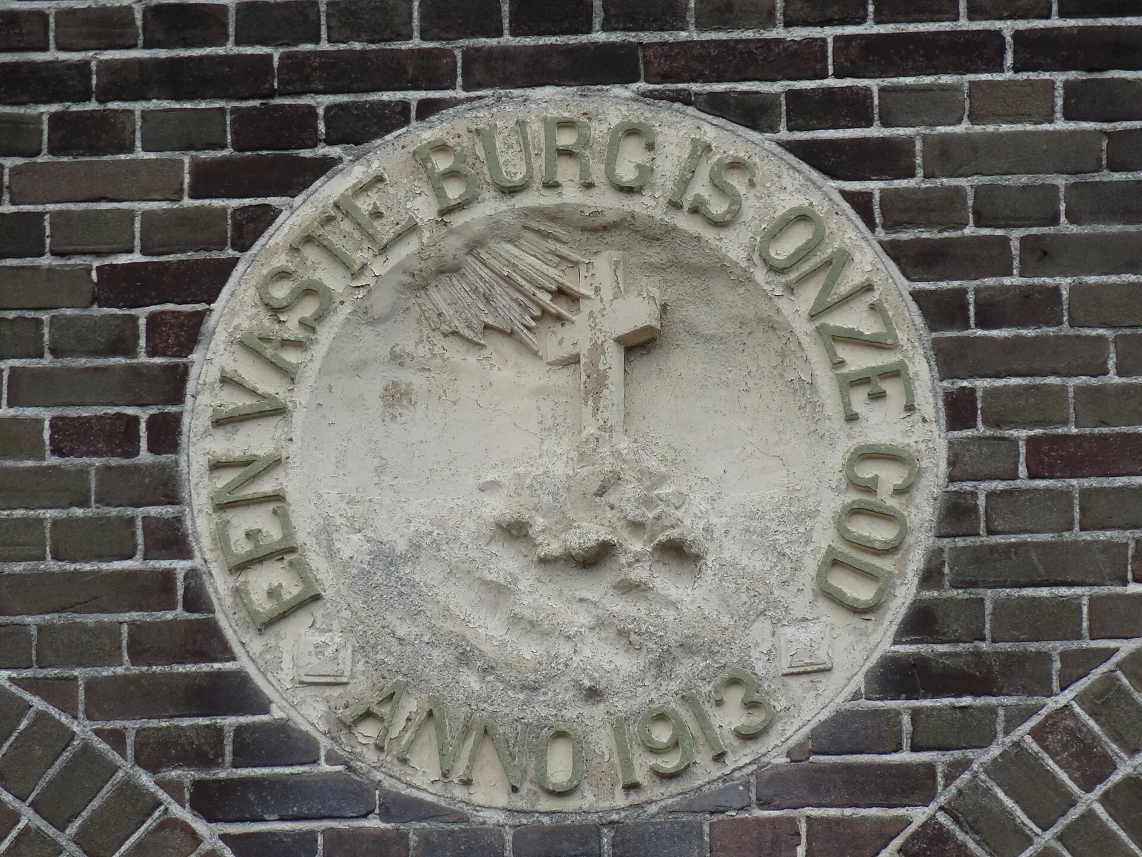 Stukadoor in Den Helder, Kaya stukadoors aan het werk aan glad stucwerk