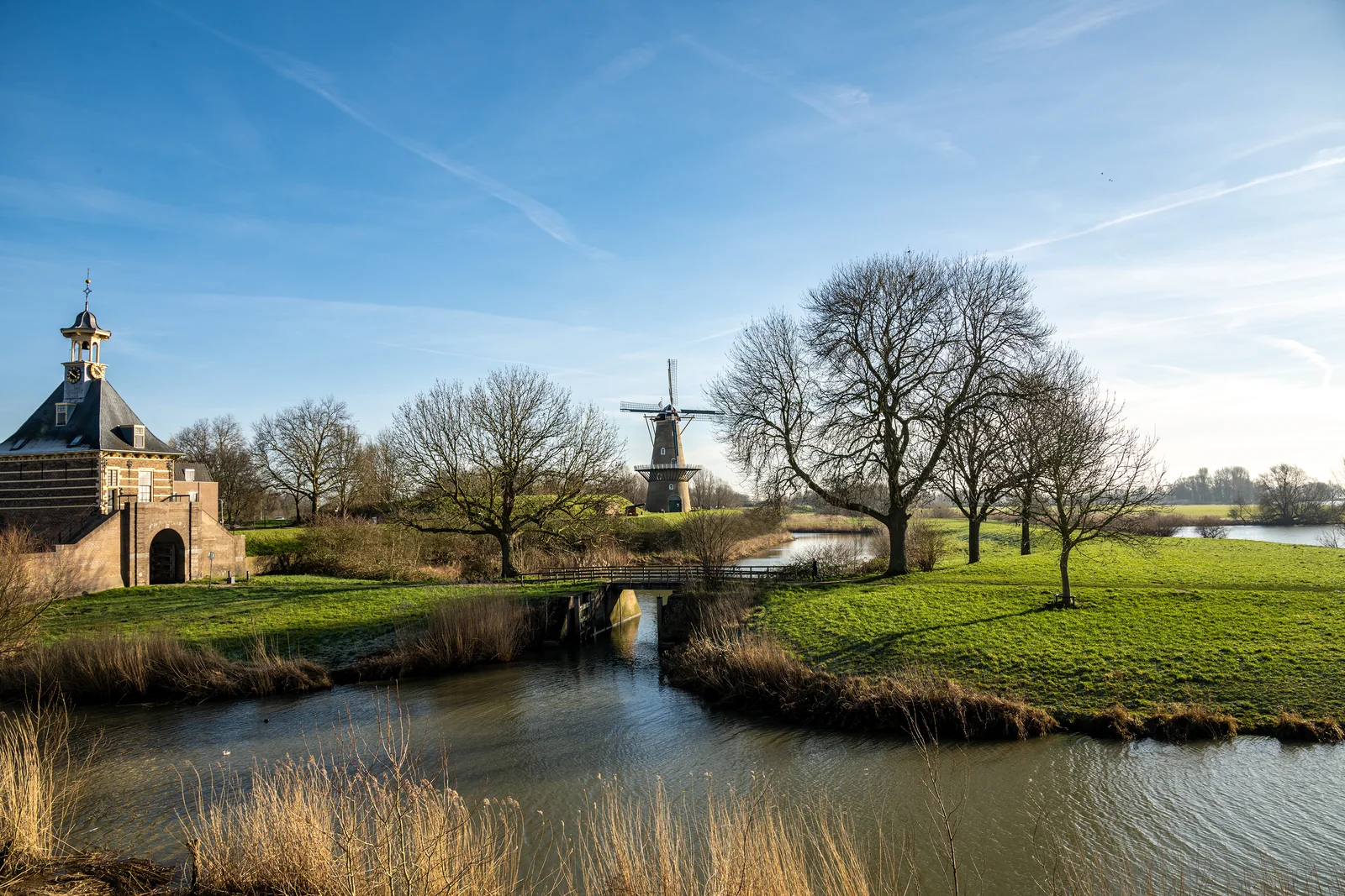 Stukadoor in Gorinchem, Kaya stukadoors aan het werk aan glad stucwerk