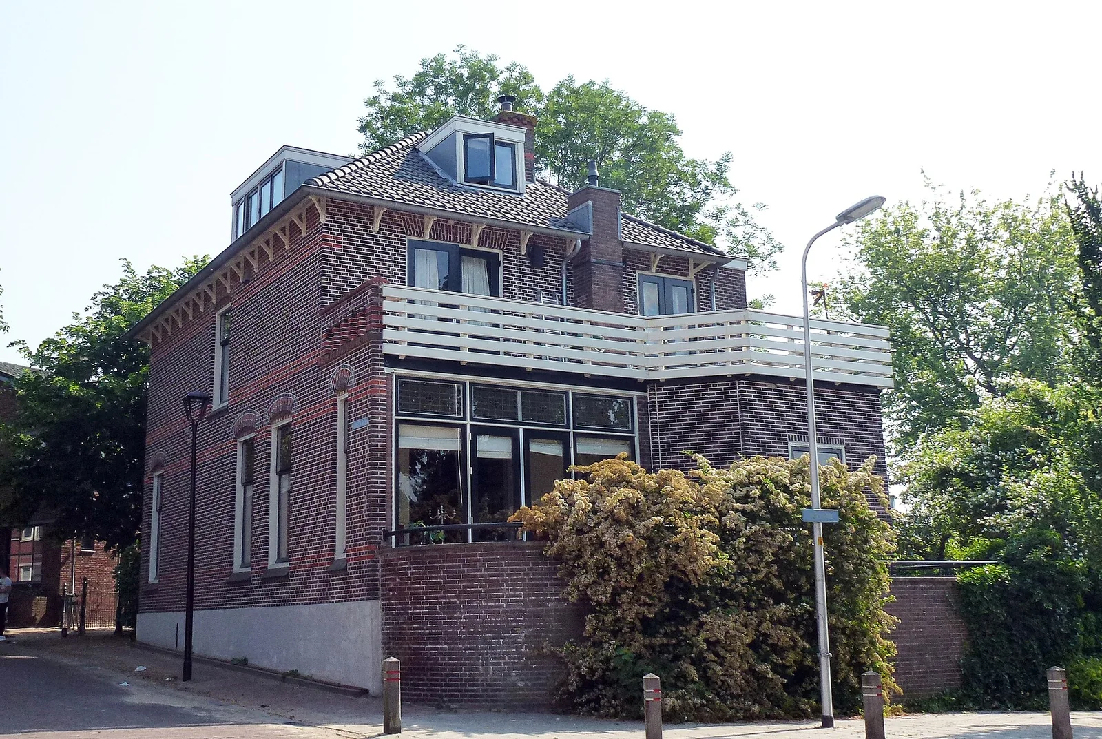 Stukadoor in Waddinxveen, Kaya stukadoors aan het werk aan glad stucwerk