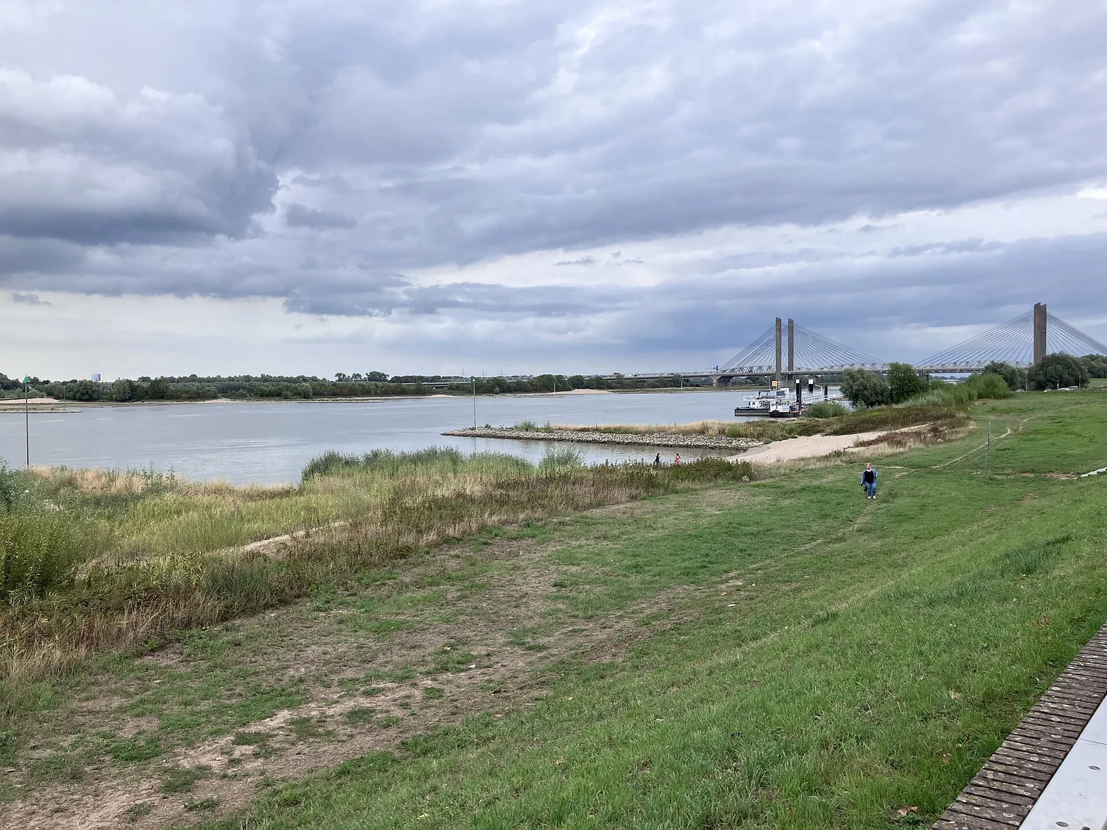 Stukadoor in Zaltbommel, Kaya stukadoors aan het werk aan glad stucwerk