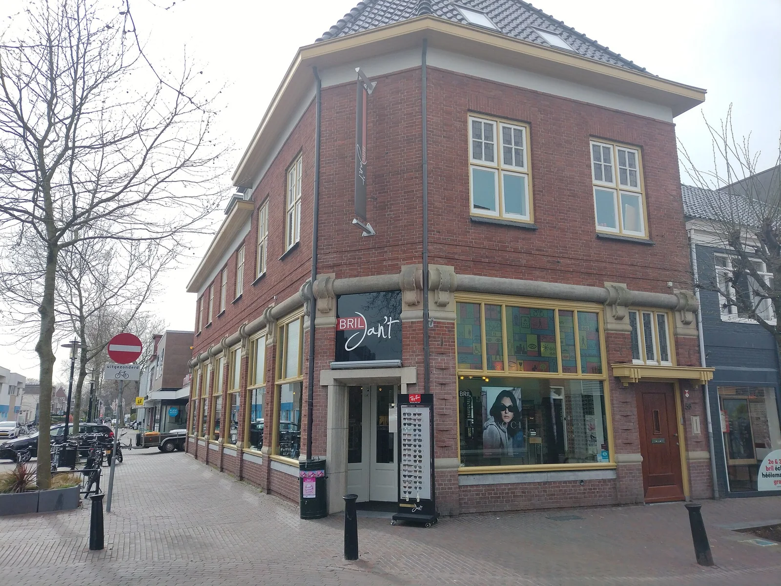 Stukadoor in Lisse, Kaya stukadoors aan het werk aan glad stucwerk