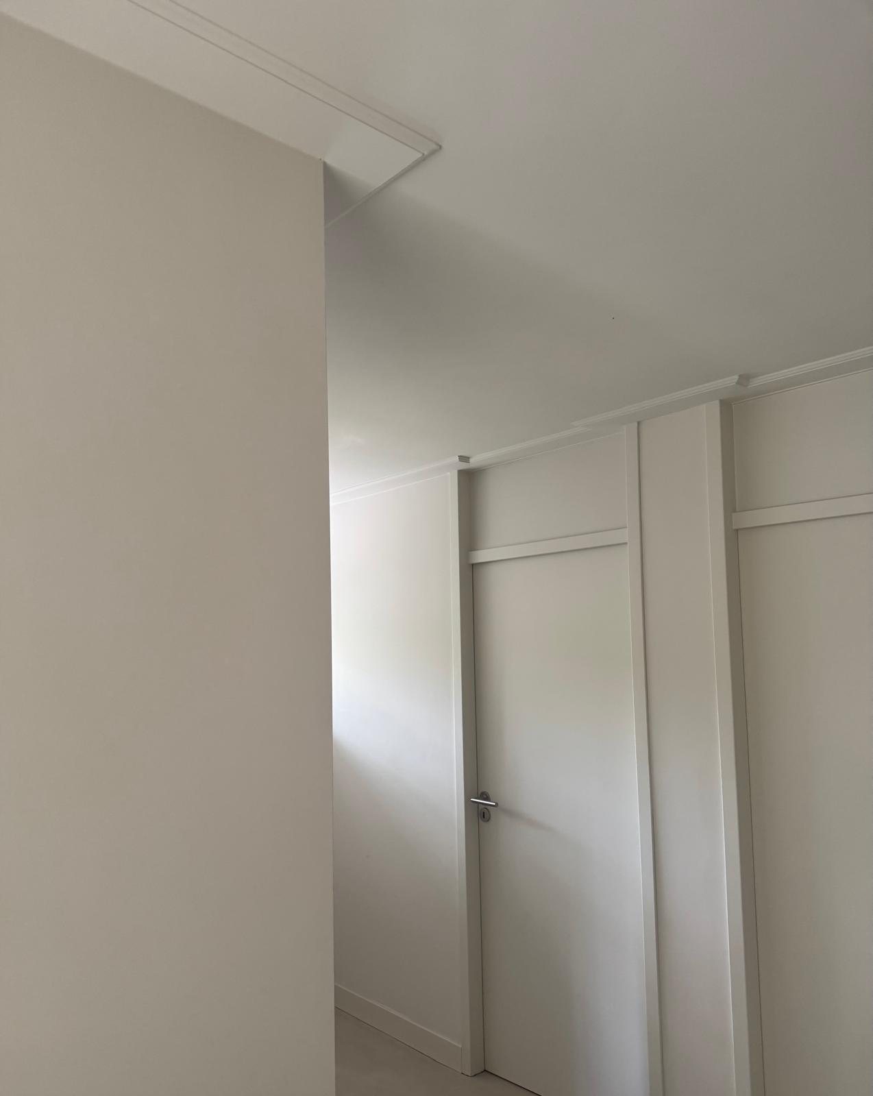 Witte deur en lijstwerk