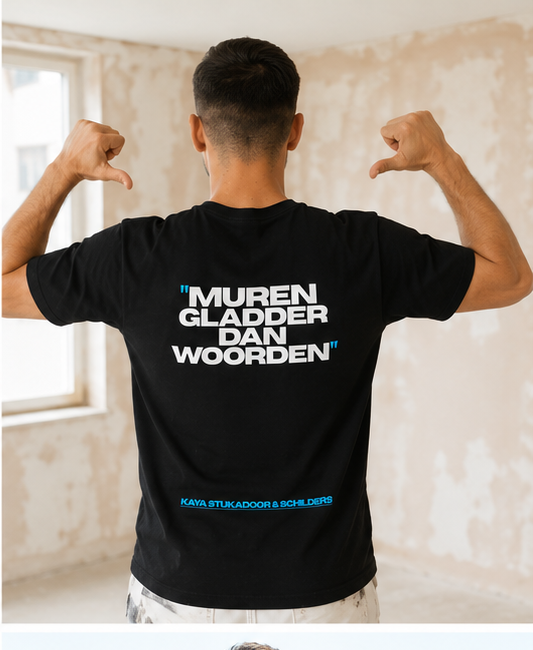 Kaya stukadoor met tshirt: muren gladder dan woorden